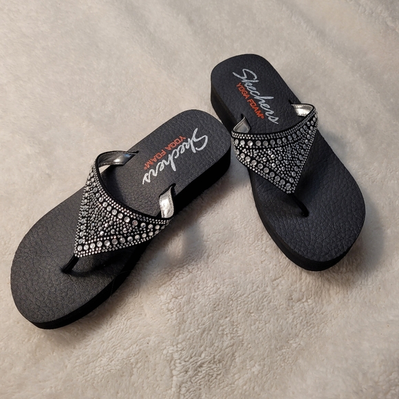 NWOB Skechers Rhinestone Flip Flop Sandals Size 8 - Picture 3 of 6